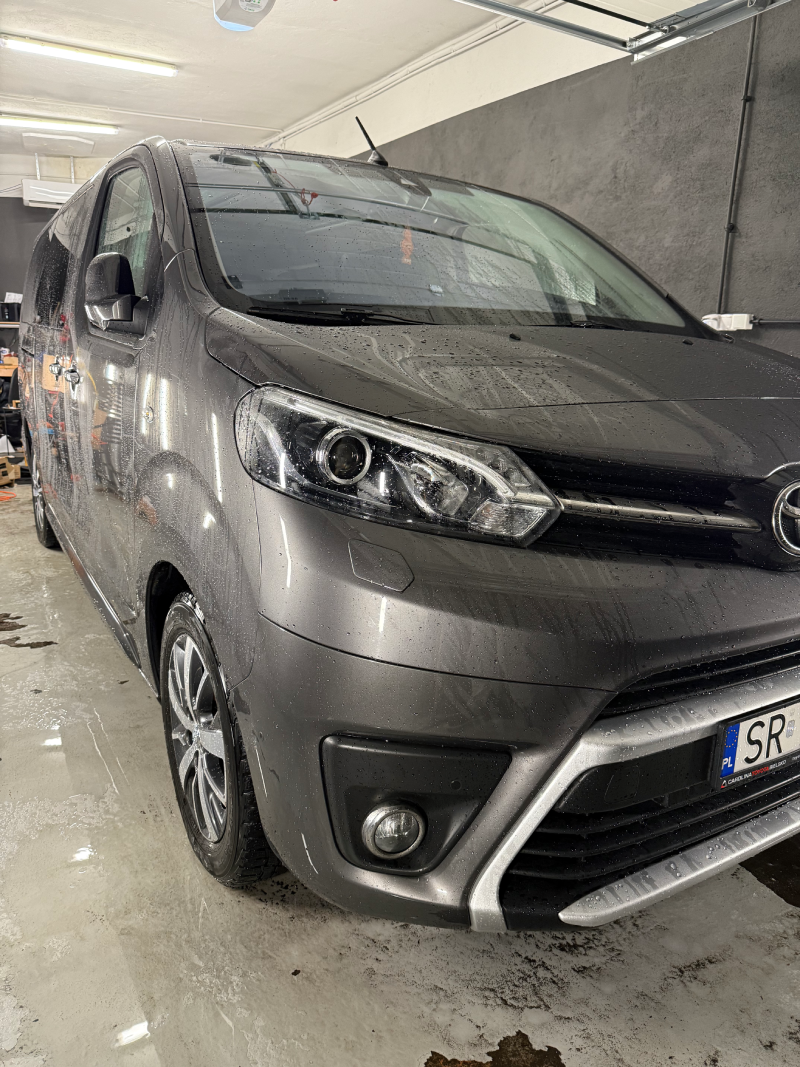 zdjęcie przedstawia samochód toyota proace po car detailingu